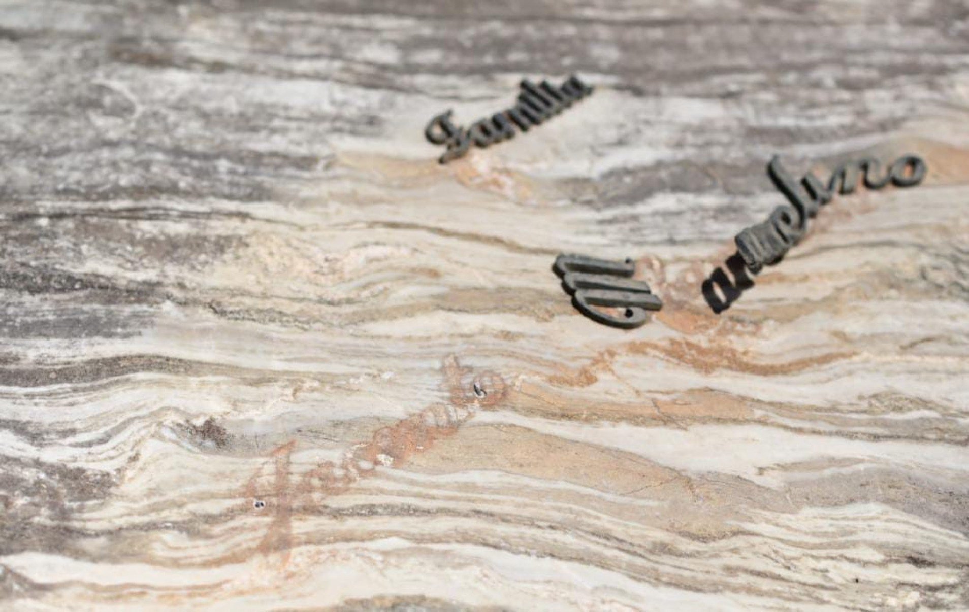 Túmulos foram violados, placas foram arrancadas e peças de bronze e outros ornamentos que foram alvos dos furtos deixando para trás um cenário de abandono, tristeza e revolta -Leandro Couri/EM/D.A. Press