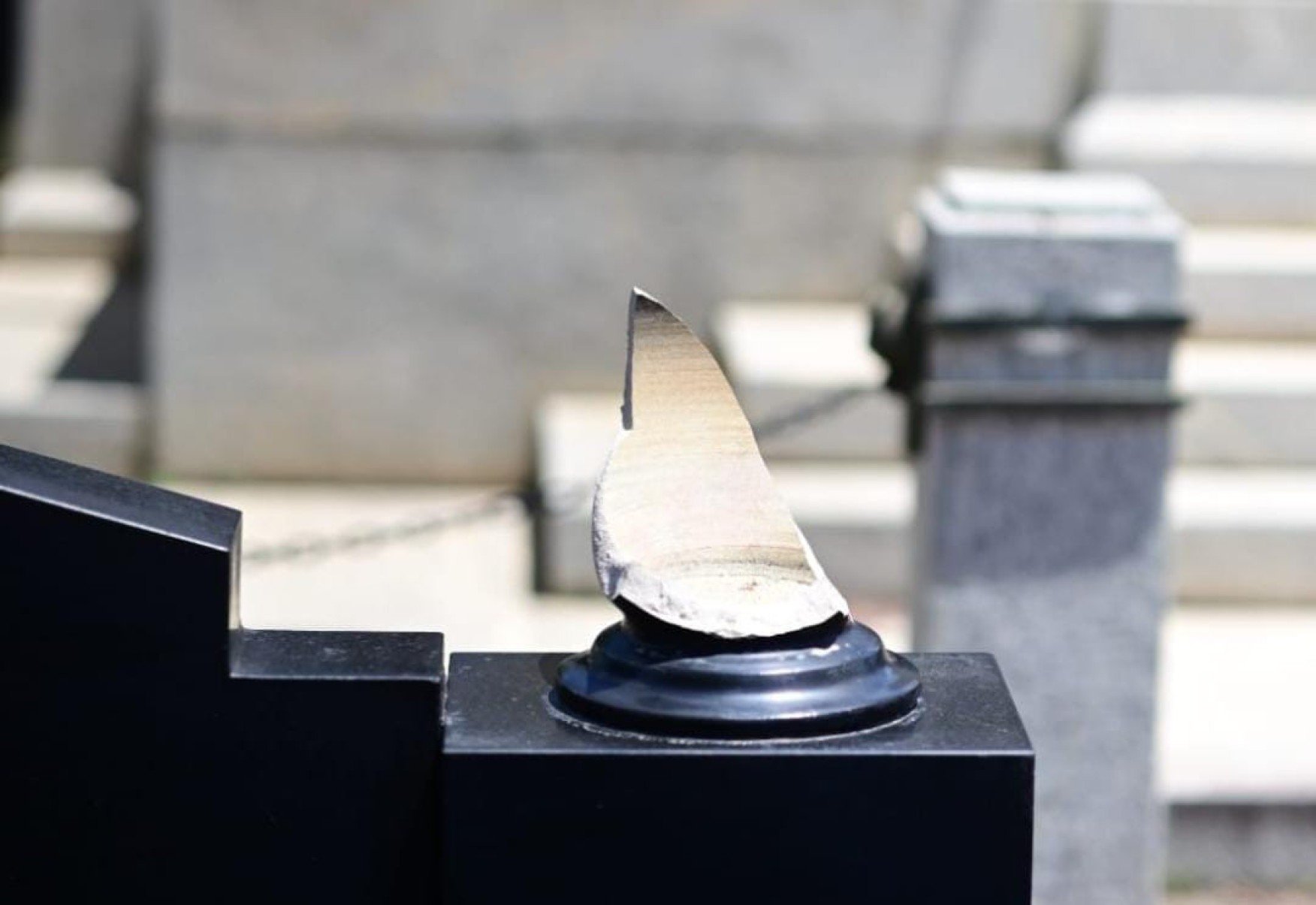 Túmulos foram violados, placas foram arrancadas e peças de bronze e outros ornamentos que foram alvos dos furtos deixando para trás um cenário de abandono, tristeza e revolta -Leandro Couri/EM/D.A. Press