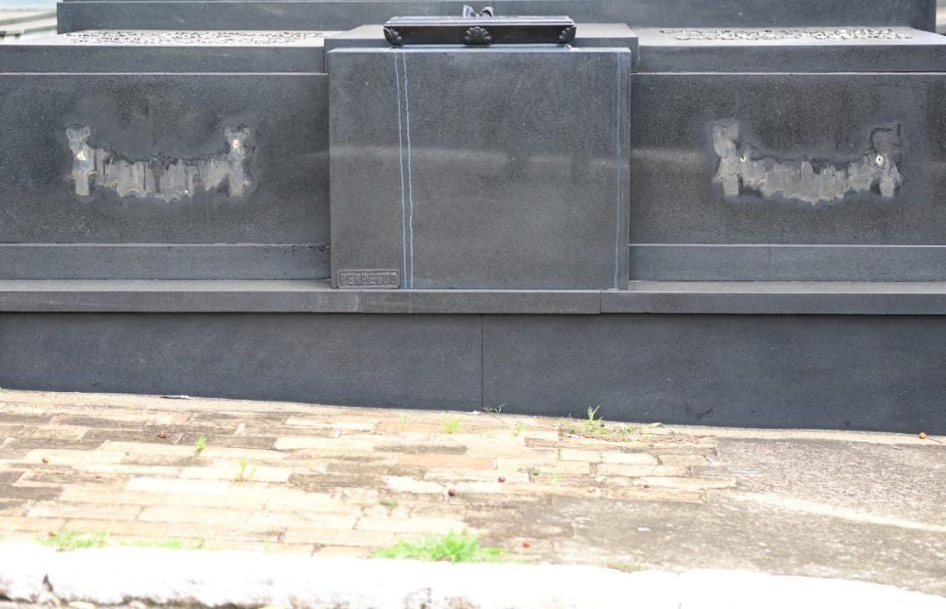 Túmulos foram violados, placas foram arrancadas e peças de bronze e outros ornamentos que foram alvos dos furtos deixando para trás um cenário de abandono, tristeza e revolta -Leandro Couri/EM/D.A. Press