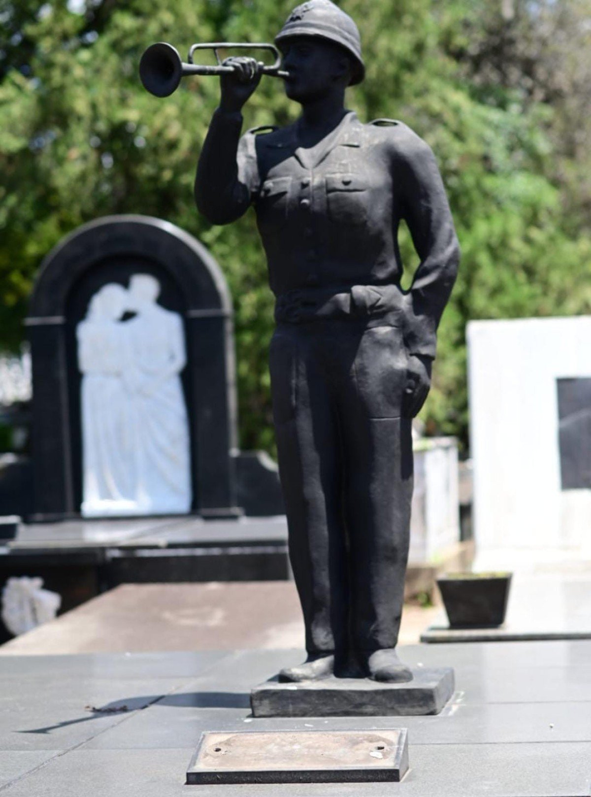 Túmulos foram violados, placas foram arrancadas e peças de bronze e outros ornamentos que foram alvos dos furtos deixando para trás um cenário de abandono, tristeza e revolta -Leandro Couri/EM/D.A. Press