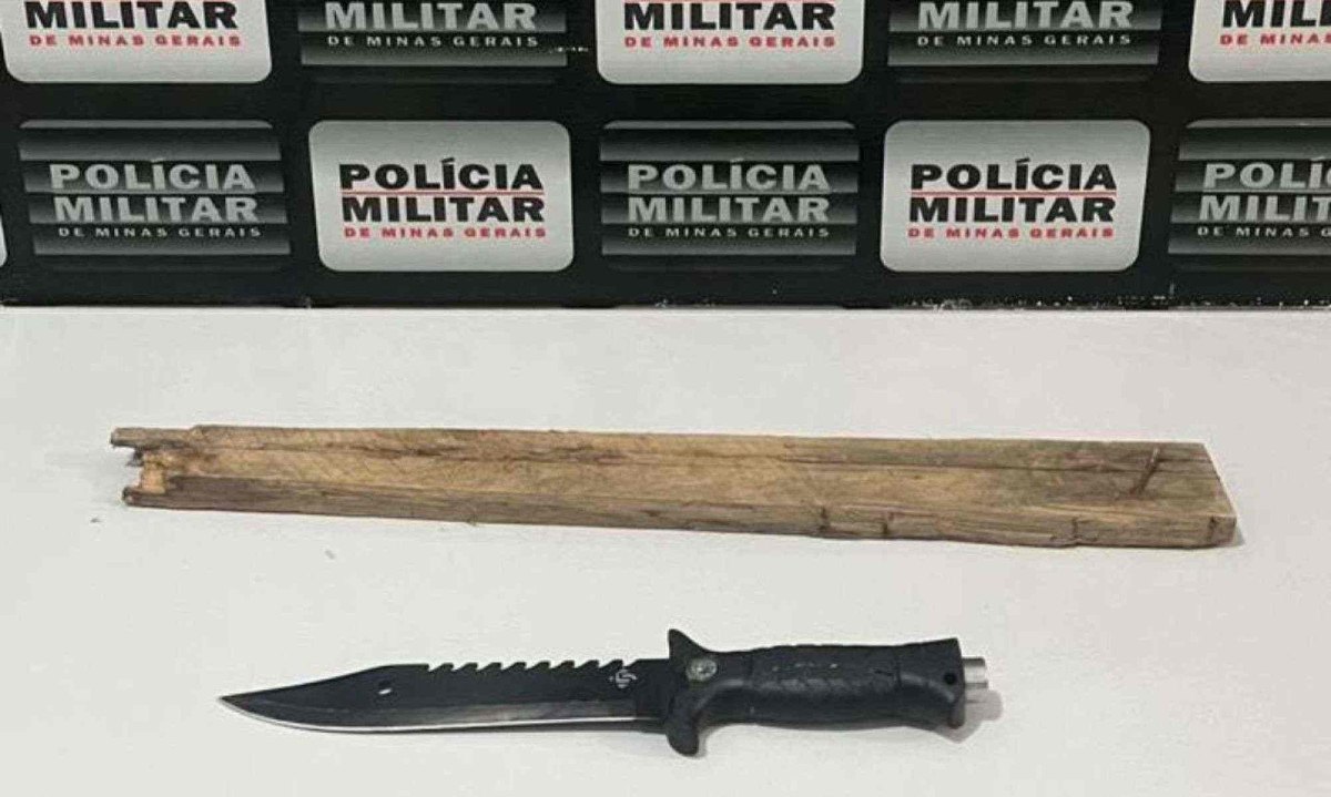 Dupla de agressores foi presa e, com ela, foram achados um pedaço de madeira e uma faca - (crédito: Polícia Militar/divulgação)