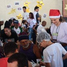 Projeto social em BH atende 5 mil pessoas com ceia e cestas de Natal - Leandro Couri/EM/D.A.Press