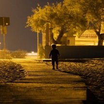 Casal é preso após filhos de 2 e 4 anos serem flagrados sozinhos na rua - Arturo Arnò/Unsplash