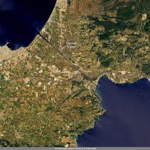 Canal com 21 metros de largura é desafio para navios e virou ponto turístico - Contains modified Copernicus Sentinel data 2020