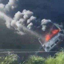 Incêndio em caminhão carregado com madeira fecha parcialmente a BR-040 - Reprodução/Redes sociais