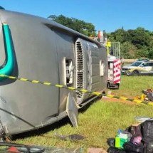 Ônibus com 43 passageiros tomba em rotatória e deixa mortos e feridos - (Foto: Corpo de Bombeiros/Divulgação)