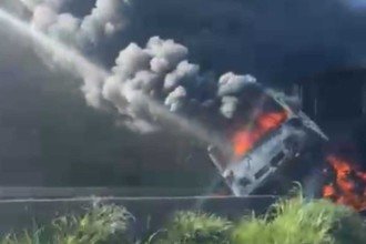 Incêndio em caminhão carregado com madeira fecha parcialmente a BR-040