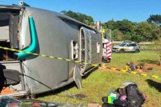 Ônibus com 43 passageiros tomba em rotatória e deixa mortos e feridos