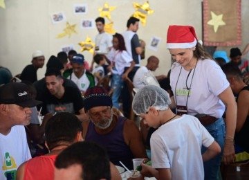 Entrega de alimentos na véspera de Natal está longe de ser um ato meramente assistencialista -  (crédito: Leandro Couri/EM/D.A.Press)