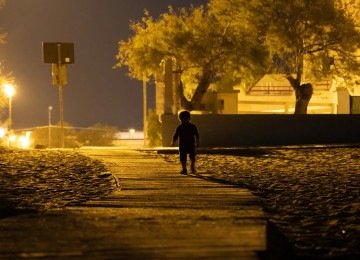 A polícia foi acionada depois que uma pessoa viu as crianças sozinhas pelas ruas, durante a madrugada -  (crédito: Arturo Arnò/Unsplash)