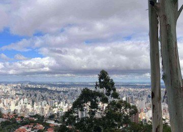 Tempo firme, com calor e ar seco no Natal da capital contrastam com tempestades no triângulo e Oeste de Minas Gerais -  (crédito: Edésio Ferreira/EM/D.A.Press)