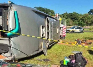 Ônibus com 43 passageiros tomba em rotatória -  (crédito: (Foto: Corpo de Bombeiros/Divulgação))