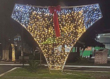 Decora&ccedil;&atilde;o de Natal em formato de calcinha chamou aten&ccedil;&atilde;o nas redes sociais -  (crédito: Redes sociais/reprodu&ccedil;&atilde;o)