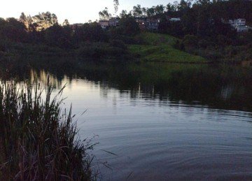 Os amigos indicaram para os bombeiros a região que o jovem desapareceu. Nesta manhã, os mergulhadores retomaram as buscas que devem seguir por todo o dia
 -  (crédito: Corpo de Bombeiros (CBMMG)/ Divulgação)