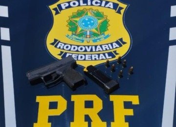 Na vistoria da sacola que ele carregava, os policiais encontraram uma pistola calibre 9mm da marca Taurus, carregada com a numeração suprimida, além de seis munições intactas -  (crédito: Polícia Rodoviária Federal (PRF)/ Divulgação)