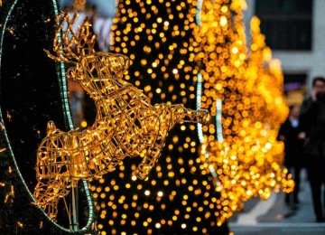 A árvore de Natal, principal peça das casas e locais públicos decorados para a ocasião, traz boas lembranças da infância
 -  (crédito: John MACDOUGALL / AFP)
