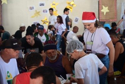 Entrega de alimentos na véspera de Natal está longe de ser um ato meramente assistencialista -  (crédito: Leandro Couri/EM/D.A.Press)