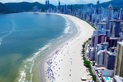 Balneário Camboriú, no litoral de Santa Catarina, vai ganhar um muro subterrâneo de 6 quilômetros na Praia Central, coração turístico da cidade. O objetivo? Proteger a orla dos efeitos da maré alta e garantir mais segurança para moradores e turistas.


 -  (crédito: reprodução/marimar hotel)