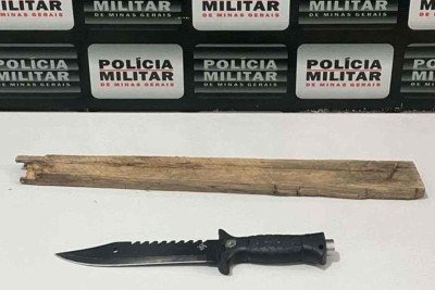 Dupla de agressores foi presa e, com ela, foram achados um peda&ccedil;o de madeira e uma faca -  (crédito: Pol&iacute;cia Militar/divulga&ccedil;&atilde;o)