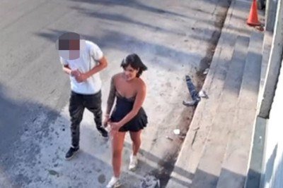 Tainara caminha com amigo antes de ser atropelada -  (crédito: Reprodução/Globo)