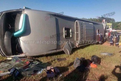 Ônibus com 43 passageiros tombou em uma rotatória -  (crédito: Artesp)