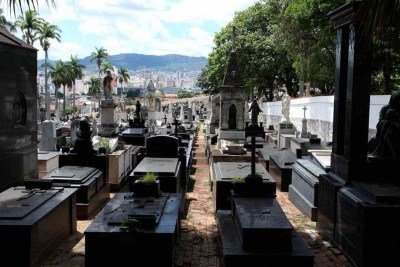 Vista do Cemit&eacute;rio do Bonfim: t&uacute;mulos e sepulcros contam hist&oacute;rias e relembram mem&oacute;rias da cidade. -  (crédito: Ed&eacute;sio Ferreira/EM/D.A Press)