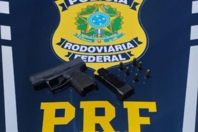 Na vistoria da sacola que ele carregava, os policiais encontraram uma pistola calibre 9mm da marca Taurus, carregada com a numeração suprimida, além de seis munições intactas -  (crédito: Polícia Rodoviária Federal (PRF)/ Divulgação)