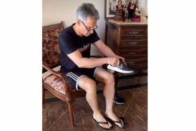 
Vídeo mostra Zema tirando os tênis e calçando um chinelo de outra marca, sem emitir declarações -  (crédito: Redes Sociais/Reprodução)