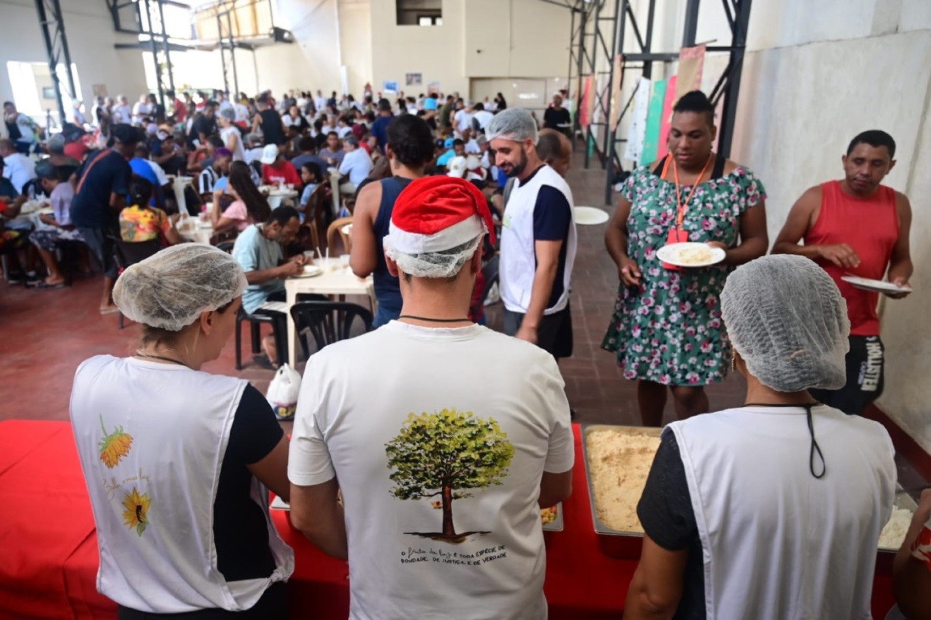 Levar comida para quem precisa &eacute; garantir um direito b&aacute;sico, mas tamb&eacute;m &eacute; oferecer cuidado e respeito