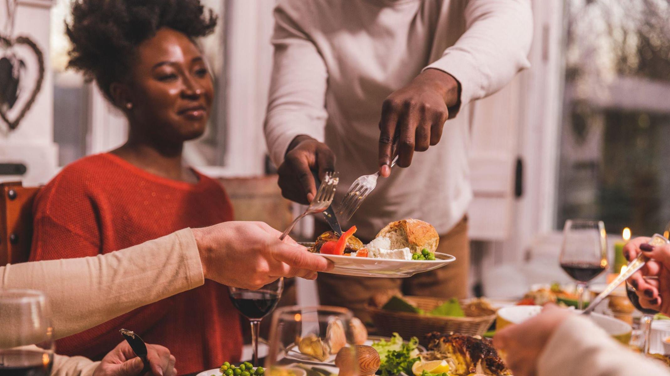 Pesquisas indicam que comer muito em uma refeição, desde que esporadicamente, não causa grandes prejuízos ao nosso metabolismo -  (crédito: Getty Images)