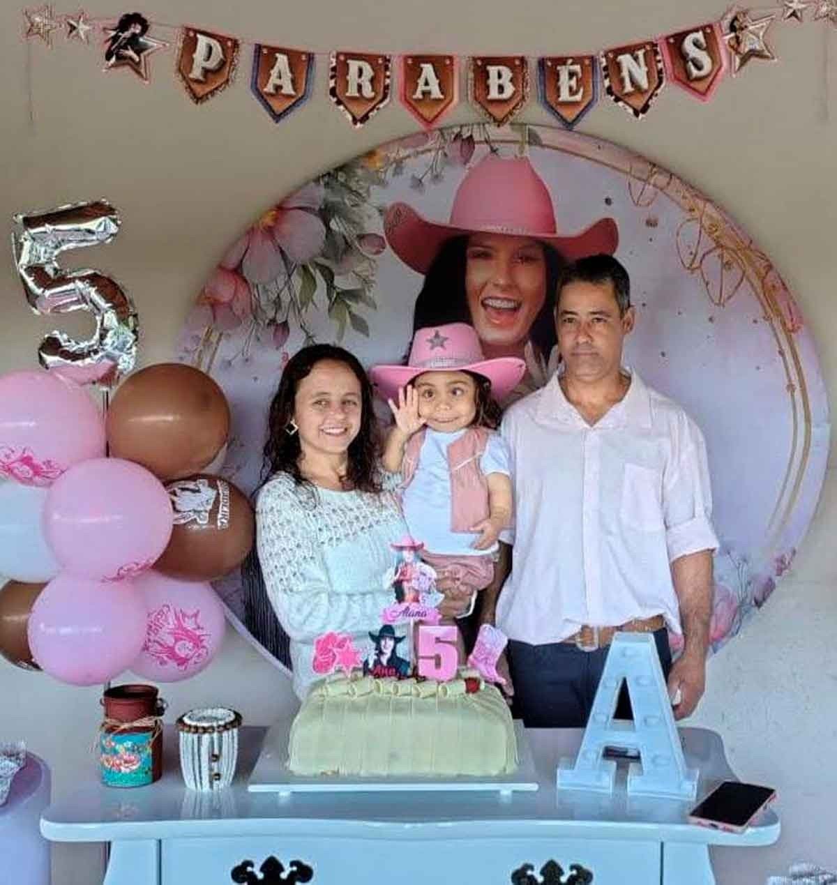 "Os &uacute;ltimos tr&ecirc;s anos t&ecirc;m sido de correria. Desta vez, o Natal ser&aacute; de mais tranquilidade", Ol&iacute;via Pedroso Ven&acirc;ncio, Com a filha Alana Vit&oacute;ria Ven&acirc;ncio Freitas, de 5 anos