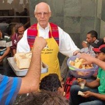 Lições do papa para o caso do padre Júlio Lancellotti: abraçar a dignidade  - Globalvoices.org