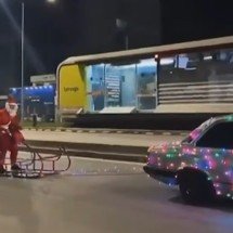 Homem vestido de Papai Noel é puxado em trenó por Chevrolet Chevette -  (crédito: Redes sociais / Reprodução)