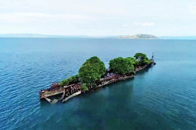 Na Ilha Magnetic, localizada na costa leste da Austrália, os restos de um navio encalhado se transformaram em uma ilha artificial, na Baía Cokle.
 -  (crédito: Reprodução de video ABC News)