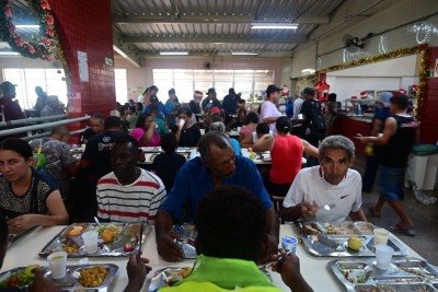 Muitas pessoas aproveitaram as refeições gratuitas servidas no Restaurante Popular II - Josué de Castro, no Bairro Santa Efigênia  -  (crédito: Leandro Couri/EM/D.A.Press)