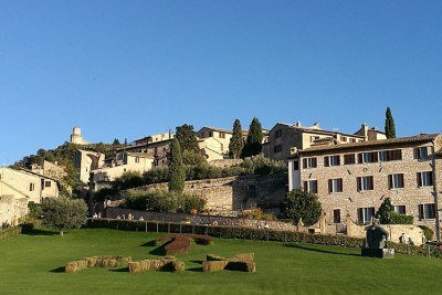 Assis é mundialmente conhecida como a cidade natal de São Francisco de Assis, o santo padroeiro da ecologia e protetor dos animais e dos pobres. Francisco viveu com simplicidade, praticando a renúncia e o amor à natureza. Sua vida e ensinamentos transformaram a cidade italiana em um centro espiritual mundial. -  (crédito: reprodução/tripadvisor)