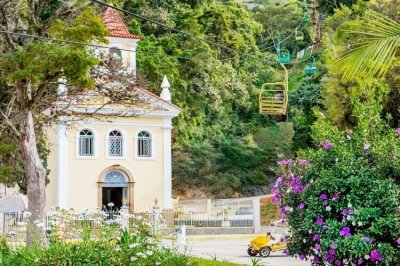 Nova Friburgo, na serra do Rio de Janeiro, é chamada de “Suíça Brasileira” por sua forte influência cultural europeia. Tal marco histórico  reforça essa identidade charmosa, visível na arquitetura, nas festas típicas e na gastronomia. A cidade também é conhecida por suas paisagens naturais, ampla produção de lingerie e, claro, o turismo cultural.


 -  (crédito: reprodução/ecomodas)