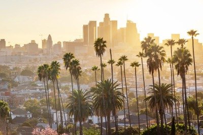 Localizada no ensolarado estado da Califórnia, Los Angeles é a segunda maior área metropolitana dos Estados Unidos, com quatro milhões de habitantes. Centro global de cultura, comércio, mídia e tecnologia, com vasta diversidade cultural e étnica, hoje considerada a capital do entretenimento. 
 -  (crédito: reprodução/expedia)