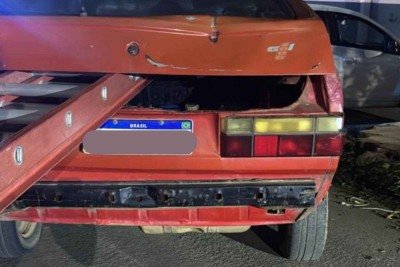 Grupo foi flagrado em um Volkswagen Gol nas proximidades do presídio -  (crédito: Divulgação/Polícia Militar)