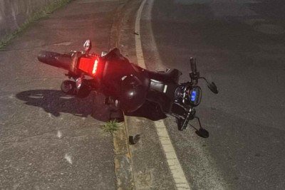 Após a queda, condutor e garupa precisaram ser levados ao hospital com escoriações -  (crédito: Divulgação/Polícia Militar)