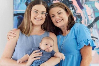 Mulher deu à luz a bebê gerado por fertilização in vitro em útero transplantado da mãe -  (crédito: Redes sociais / Reprodução )