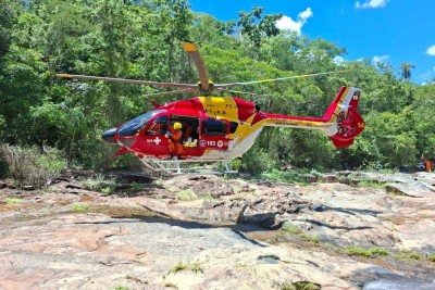 O homem foi socorrido de helic&oacute;ptero e intubado pela equipe m&eacute;dica da aeronave do Corpo de Bombeiros Militar de Minas Gerais  -  (crédito: Reprodu&ccedil;&atilde;o CBMMG)