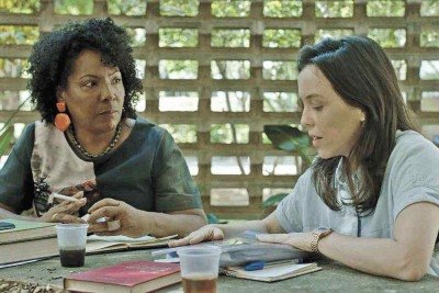 Rejane Farias vive a orientadora do mestrado de Elis (Sara Antunes) na produção que estreia hoje na TV Brasil  -  (crédito: Quarteto Filmes/Divulgação)