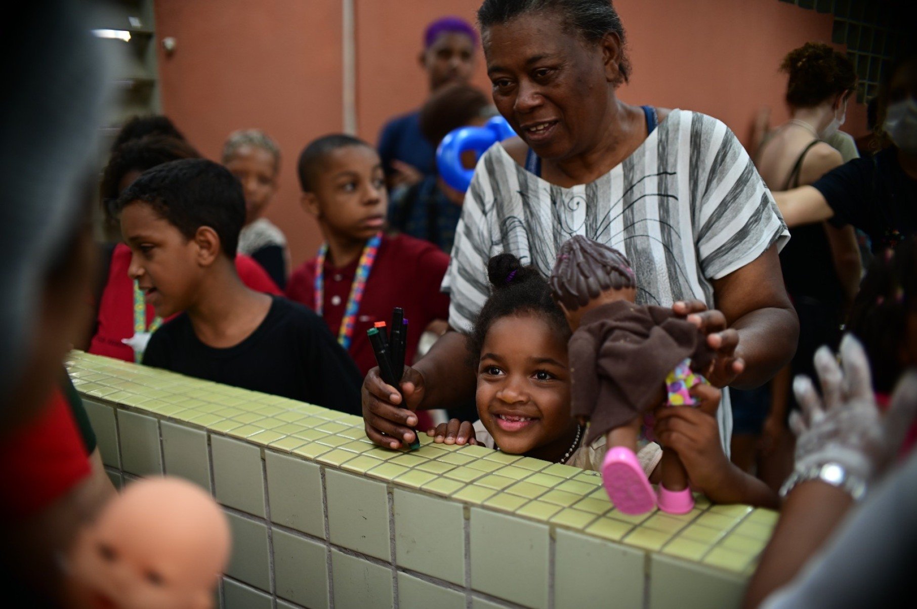 Gilma Pereira, com a neta Maria Eduarda, na fila dos presentes