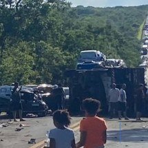 Engavetamento com 10 veículos fecha BR-135 e deixa feridos - Reprodução/Redes sociais