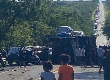 Acidente bloqueia dois sentidos da BR-135, no início da noite desta sexta-feira (26/12) -  (crédito: Reprodução/Redes sociais)