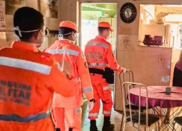 Familiares começaram os socorros sob orientação de uma militar pelo telefone, mas foi preciso que os bombeiros a socorressem em casa -  (crédito: Divulgação/Corpo de Bombeiros)