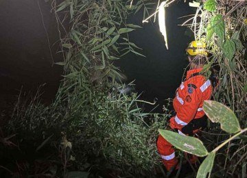Bombeiros precisaram montar uma operação de resgate em altura para resgatar o corpo do homem que caiu da cachoeira de 30 metros -  (crédito: CBMMG)