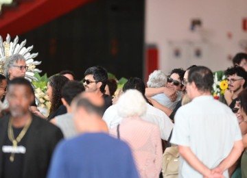 Artistas de diferentes áreas, familiares e colegas foram dar o último adeus a Teuda Bara -  (crédito: Leandro Couri/EM/DA. Press)