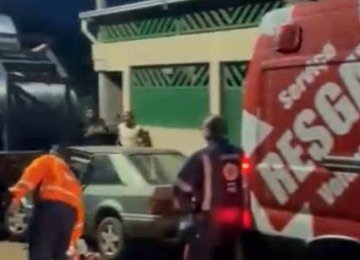 Carro foi encontrado 'encaixado' na traseira do caminhão que estava estacionado -  (crédito: Divulgação/SEVOR)